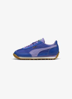 Blue and purple sneakers with a mixed-material design. Features a rubber sole, padded collar, and textured accents. Ideal for casual wear.