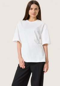 Witte katoenen t-shirt met korte, brede mouwen en een ronde halslijn, met een ontspannen pasvorm en een gladde textuur.