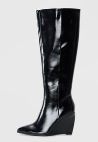Stivali in pelle nera con tacco a zeppa, al ginocchio, dalla punta affilata e dalla finitura liscia, caratterizzati da un design elegante e affusolato.