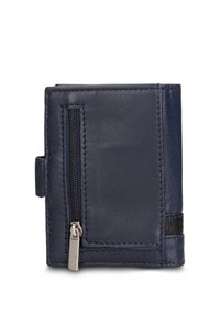 Portafoglio in pelle blu navy con tasca esterna con cerniera, dettagli neri a contrasto, texture liscia e forma rettangolare compatta.