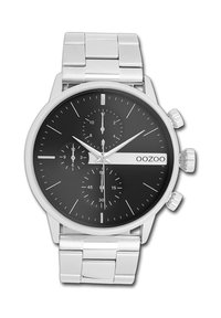 Montre chronographe en métal argenté avec un cadran noir, trois sous-cadrans, bracelet en acier inoxydable et accents argentés. Marquée "OOZOO."