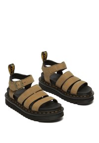 Sandali in pelle marrone con più cinturini, fibbia regolabile, suole in gomma nera e cuciture gialle a contrasto. Adatti per un abbigliamento casual.