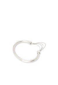 Pulsera de brazalete de metal plateado con banda gruesa y suave, y tres conectores de cadena delicados unidos por piezas hexagonales en los extremos, sobre fondo blanco.