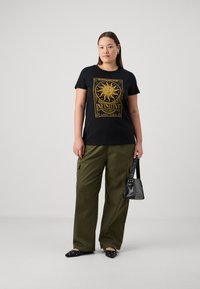Vero Moda Curve VMMILLA FRANCIS - Triko s potiskem - black