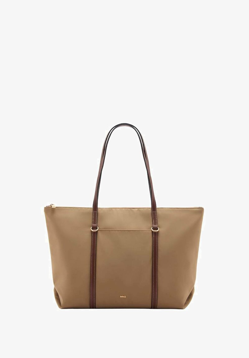 Beżowa torba typu tote z dwoma brązowymi skórzanymi uchwytami, prostokątny kształt, zamek błyskawiczny i minimalistyczny design. Na przedniej stronie logo marki.