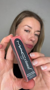 Rouge à lèvres mat dans un tube rectangulaire, rose poudré avec un côté texturé et un logo noir, étiqueté « Rouge à lèvres mat » en texte blanc.