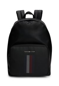 Zaino nero in materiale sintetico liscio, forma arrotondata, tasca anteriore con grafica a righe in rosso, bianco e blu, e logo.