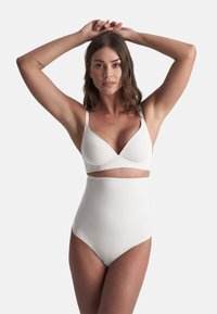 Witte twee-delige bikini met een diepe V-hals en hoge taille broekje, gemaakt van glad, rekbaar materiaal met minimale details.
