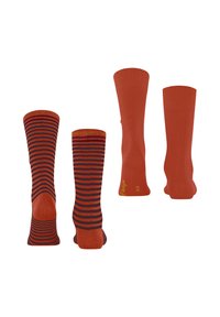 Rote Socken mit einem gestreiften Muster in Dunkelrot und Orange, ein Paar in einfarbigem Rot, glatte Textur, mittlere Wadenlänge, mit dezentem Branding-Detail.