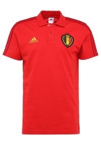 Polo rouge en tissu texturé avec col, trois boutons et manches rayées. Présente un logo Adidas doré et un blason belge.