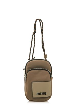 Braune Stoff-Crossbody-Tasche mit einem schwarzen und orangefarbenen Seilriemen, frontalem Reißverschlussfach und einem grauen Patch mit dem Logo "mtng." Glatte Textur.
