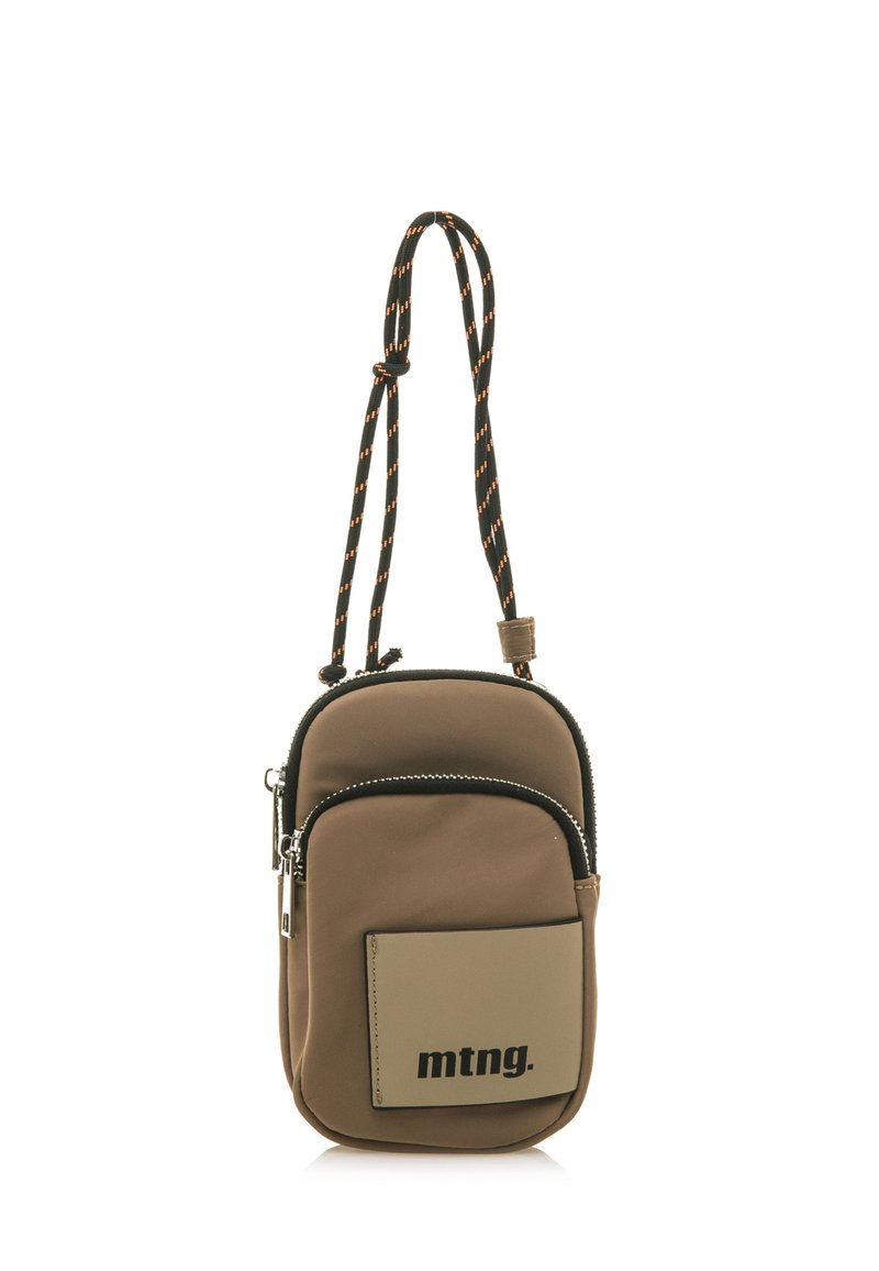 Braune Stoff-Crossbody-Tasche mit einem schwarzen und orangefarbenen Seilriemen, frontalem Reißverschlussfach und einem grauen Patch mit dem Logo "mtng." Glatte Textur.