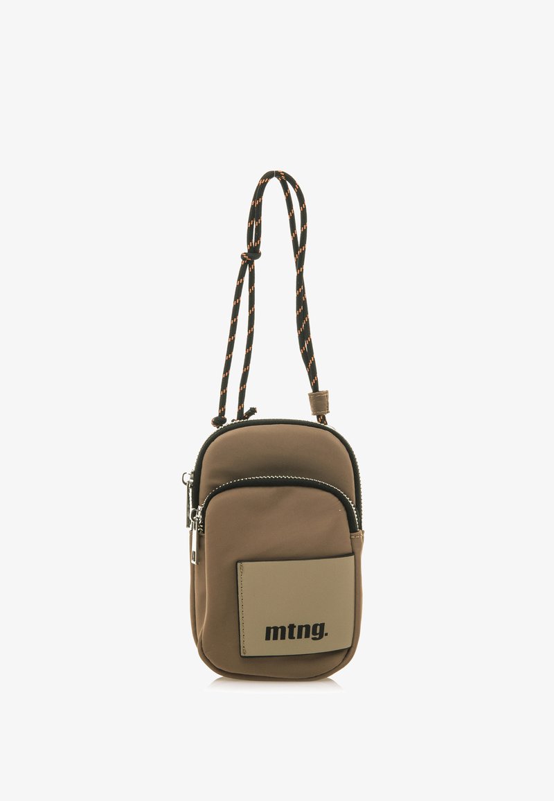 Braune Stoff-Crossbody-Tasche mit einem schwarzen und orangefarbenen Seilriemen, frontalem Reißverschlussfach und einem grauen Patch mit dem Logo "mtng." Glatte Textur.