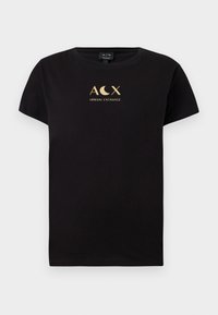 T-shirt preta de algodão com mangas curtas, apresentando um design de logótipo dourado que inclui o texto "ACX" e "ARMANI EXCHANGE".