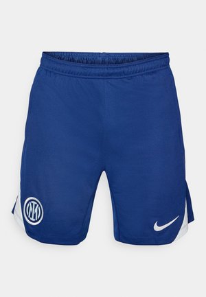 Siniset urheilushortsit, jotka on valmistettu kevyestä kankaasta. Shortsien vasemmassa jalassa on valkoinen Nike-logo ja embleemi, sekä sivuviiltoja liikkuvuuden lisäämiseksi.