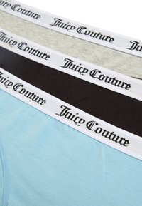 Drie paar Juicy Couture ondergoed, met blauwe, grijze en zwarte stoffen en witte elastische taillebanden met de merknaam in zwarte schrift.