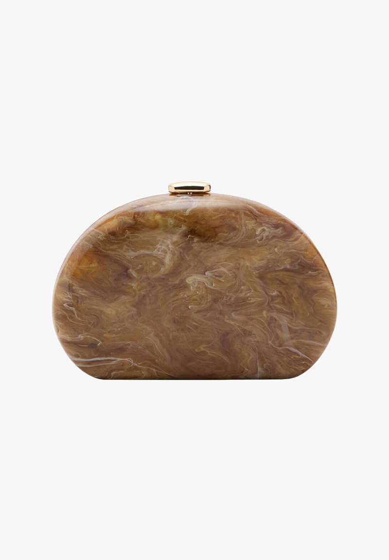 Pochette ovale marron marbrée avec fermoir doré en haut sur fond blanc.