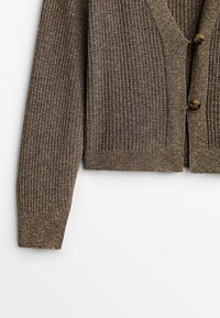 Brauner Strickcardigan mit V-Ausschnitt, gerippter Struktur, zwei Knöpfen und langen Ärmeln. Der Stoff hat einen dezenten Glanz und ist dehnbar.