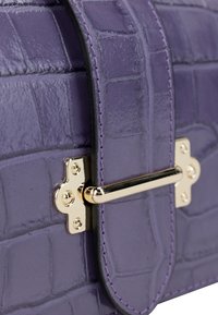 Borsa in pelle sintetica viola effetto cocco con chiusura in metallo dorato e bordi cuciti, dalla superficie liscia e forma rettangolare.