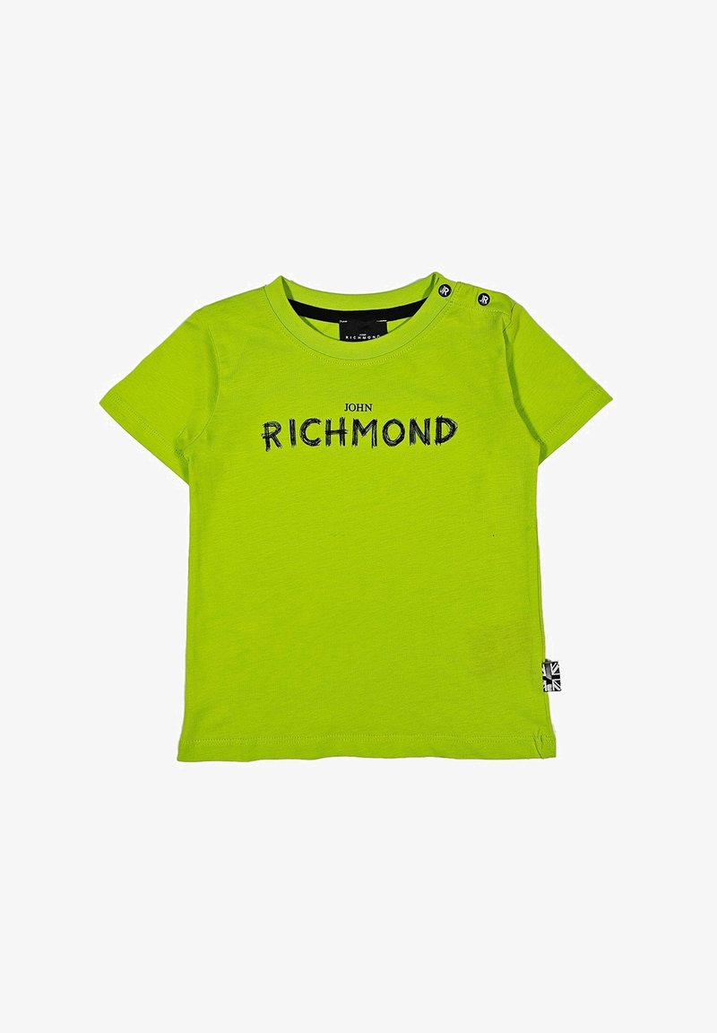 T-shirt verde lime a maniche corte con la scritta "JOHN RICHMOND" in nero, con scollatura rotonda e dettaglio con bottone a pressione su una spalla.