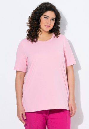Helles rosa T-Shirt mit kurzen Ärmeln und rundem Halsausschnitt, aus weichem Stoff gefertigt. lockere Passform mit glatter Textur, kombiniert mit rosa Hosen.