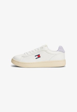 Białe skórzane sneakersy z okrągłym noskiem, teksturowaną, off-white podeszwą i fioletowym zamszowym akcentem na pięcie. Posiadają logo w kolorze czerwonym, białym i niebieskim.
