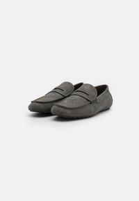 Grijze stoffen loafers met een gladde textuur, een ronde neus en subtiele stiksels; instapmodel met flexibele rubberen zolen.