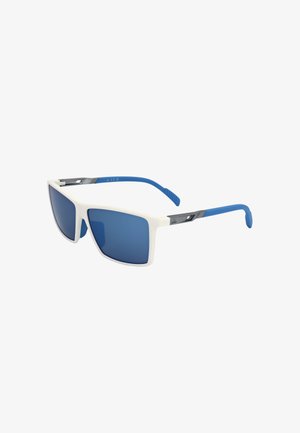 Occhiali da sole con montatura bianca, lenti rettangolari tinte di blu e aste curve blu con un piccolo dettaglio grigio scuro vicino alle cerniere.