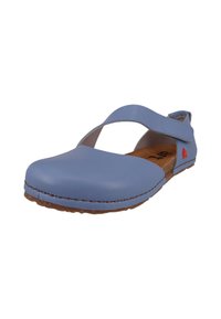 Helles blaues Leder-Mary-Jane-Schuh mit einem Quergurt, gepolsterter Innensohle und braunem strukturierten Absatz. Mit rotem Logo-Akzent versehen.