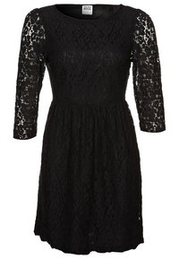 Svart spetsklänning med rund halsringning, trekvartslånga ärmar och en utsvängd kjoldesign med ett blommigt spetsmönster genomgående.