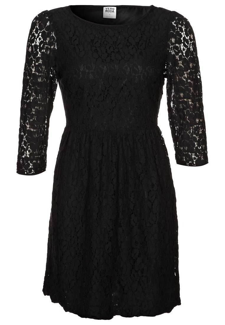 Svart spetsklänning med rund halsringning, trekvartslånga ärmar och en utsvängd kjoldesign med ett blommigt spetsmönster genomgående.