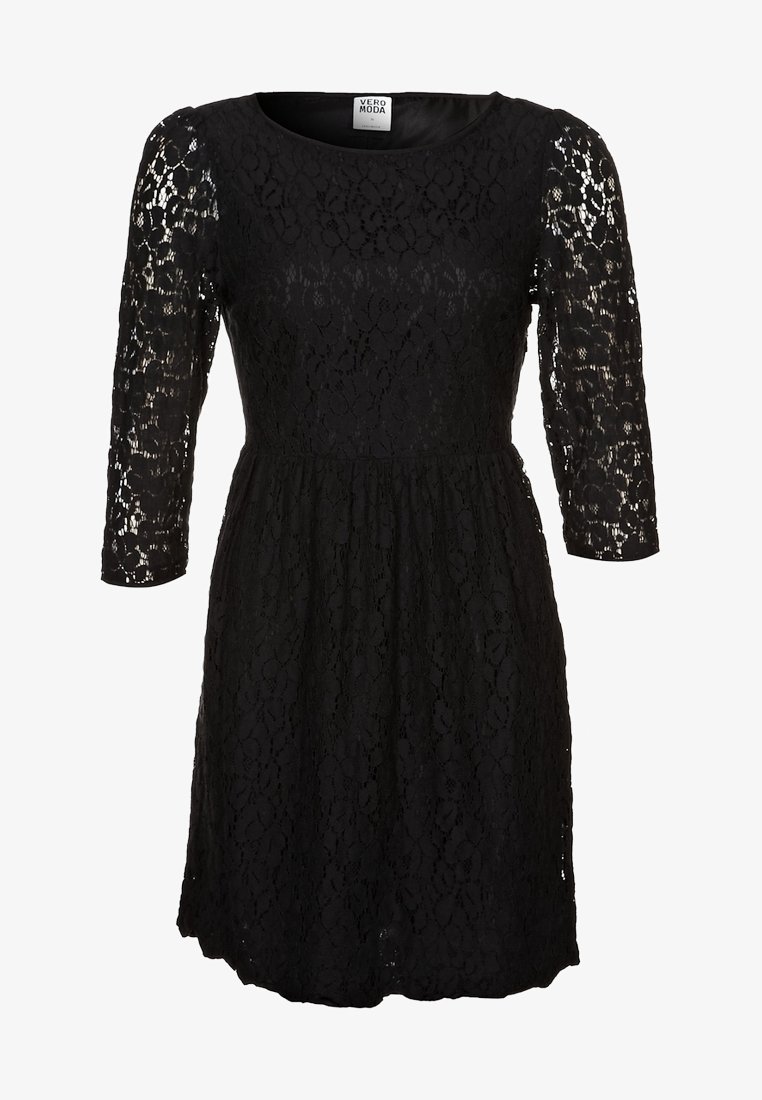 Svart spetsklänning med rund halsringning, trekvartslånga ärmar och en utsvängd kjoldesign med ett blommigt spetsmönster genomgående.