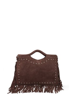Bruine suede handtas met franjes, zilveren studs langs de randen en een bovenhandvat met een open ontwerp.