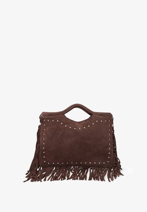 Sac en cuir suédé marron avec des accents de franges, des clous en argent le long des bords, et une poignée supérieure avec un design ouvert.