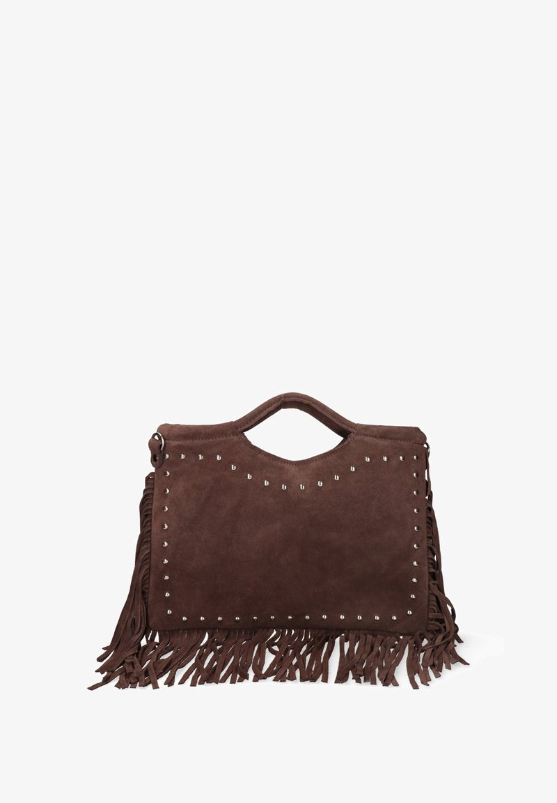 Borsa in suede marrone con frange, borchie argentate lungo i bordi e manico superiore con design aperto.