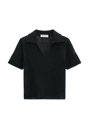 Polo en maille noire à manches courtes avec des rayures verticales aérées et un col en V profond, signé Marc O’Polo.