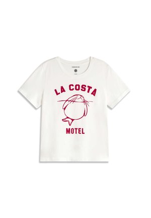 T-shirt blanc à manches courtes avec texte rouge "LA COSTA MOTEL" et un dessin rouge simple d'un phoque équilibrant un bâton sur son nez.