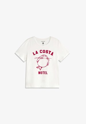T-shirt blanc à manches courtes avec texte rouge "LA COSTA MOTEL" et un dessin rouge simple d'un phoque équilibrant un bâton sur son nez.