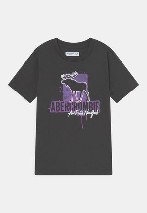 Czarna koszulka dziecięca z fioletową i białą grafiką łosia, napisem "Abercrombie" oraz hasłem "And Fitch New York" z przodu.