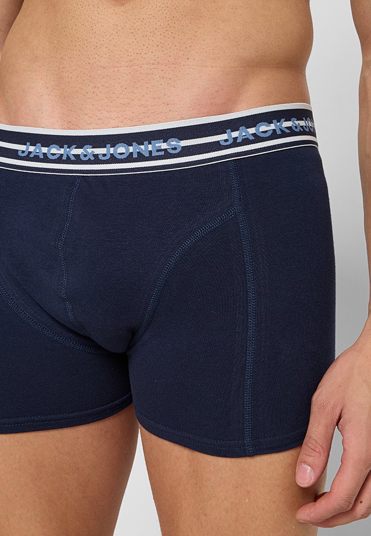 Boxers en coton doux de couleur bleu marine foncé, avec un design ajusté. Ils sont dotés d'une taille élastique ornée d'un logo et de rayures bleu clair et gris.