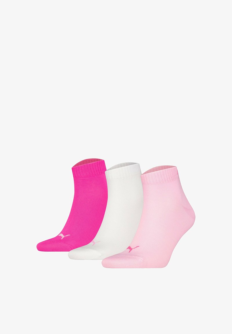 Tres pares de calcetines hasta el tobillo en rosa brillante, blanco y rosa claro. Cada par tiene un puño acanalado y un logo impreso cerca del dedo del pie.