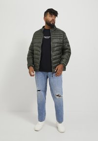 Jack & Jones JJEHERO PUFFER COLLAR - Chaqueta de entretiempo - olive