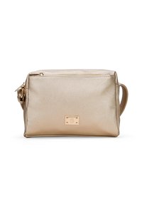 Bolso bandolera metálico dorado con una textura suave, cierre superior de cremallera y una forma rectangular que presenta un acento de herrajes de marca.