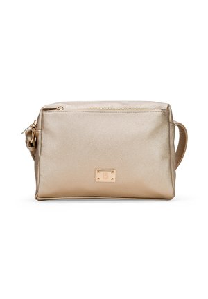 Bolso bandolera metálico dorado con una textura suave, cierre superior de cremallera y una forma rectangular que presenta un acento de herrajes de marca.
