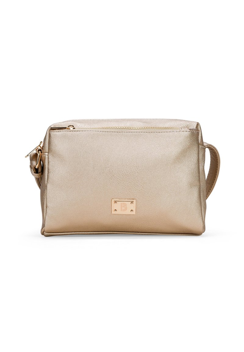 Bolso bandolera metálico dorado con una textura suave, cierre superior de cremallera y una forma rectangular que presenta un acento de herrajes de marca.