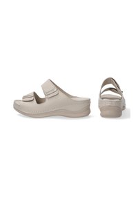 Beige leren sandalen met twee verstelbare banden, een gebogen voetbed en een lichtgewicht, textuurachtige zool. Open achterkant ontwerp voor gemakkelijk aan- en uittrekken.