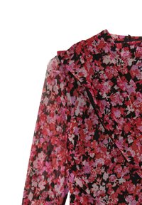 Blumenkleid mit einem Muster aus Rot, Pink und Schwarz, hergestellt aus leichtem Material, mit einem Rüschenkragen und langen Ärmeln.