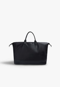 Schwarze Reisetasche aus glattem Nylon, mit Lederakzenten und zwei stabilen Griffen. Verfügt über eine breite Öffnung und ein minimalistisches Design.
