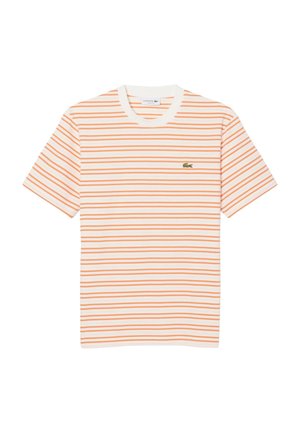 Camiseta blanca de manga corta con finas rayas horizontales naranjas y un pequeño logo verde de cocodrilo en el pecho izquierdo.