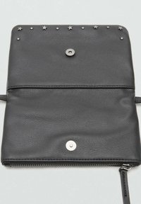 Černá kožená psaníčko s texturovaným povrchem, zdobené stříbrnými hvězdnými nýty a magnetickým uzávěrem. Obsahuje zipovou kapsu.